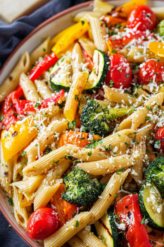 A bowl of pasta with vegetables.