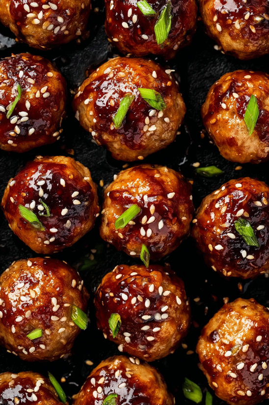 A plate of meatballs with sauce.