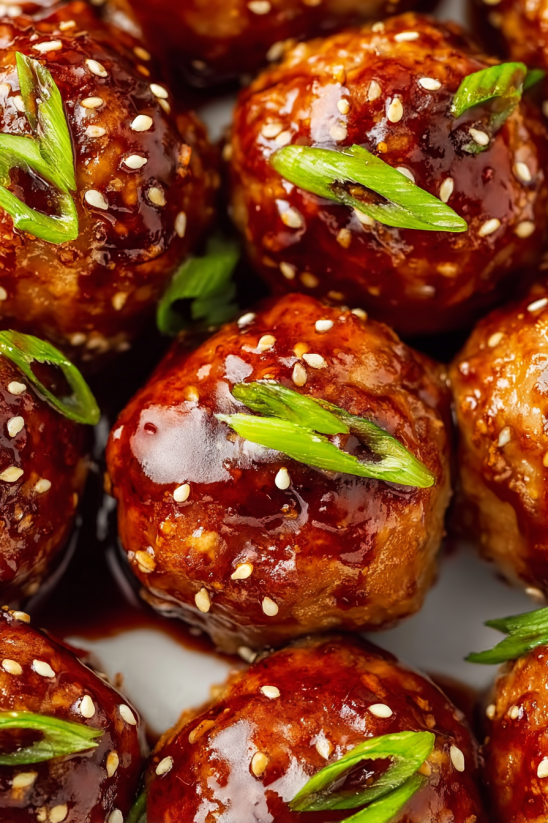 A plate of meatballs with sauce.